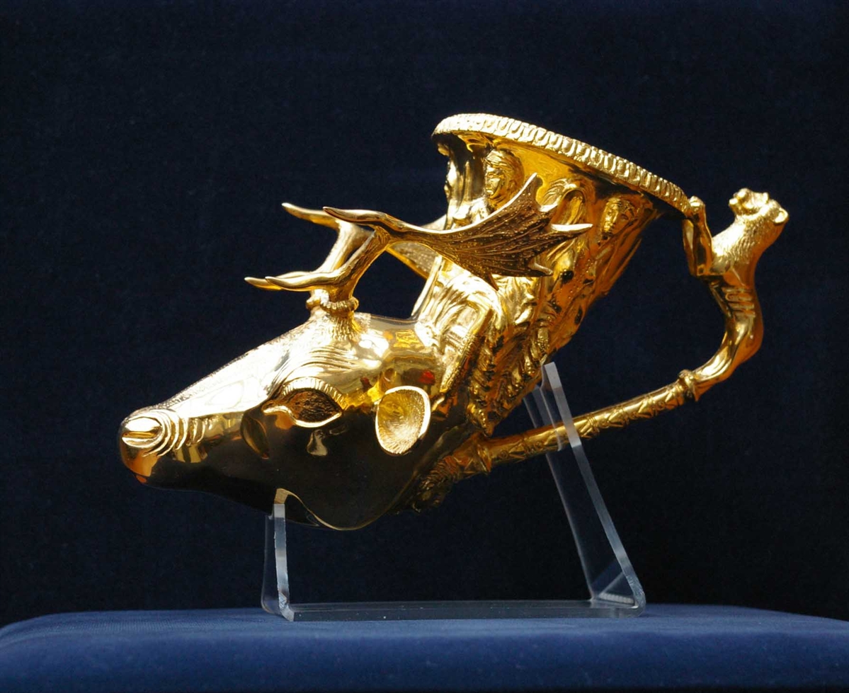 Archaeological museum - Щанд - Ритон от Панагюрското златно съкровище