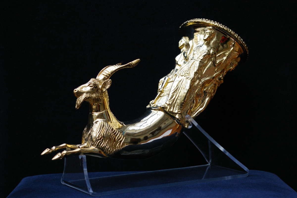 Archaeological museum - Щанд - Ритон от Панагюрското златно съкровище